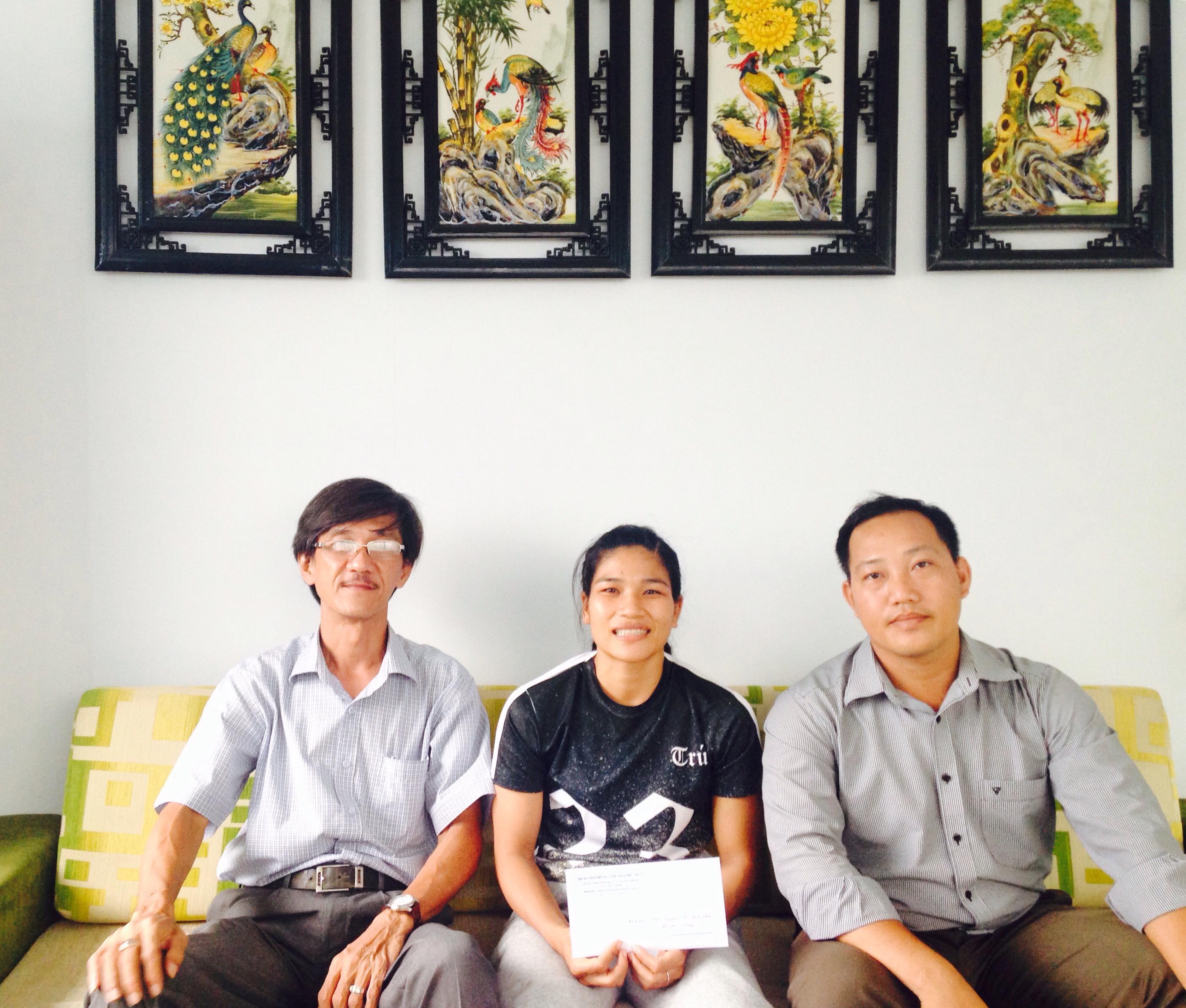 Trung tâm Thể dục thể thao quận Phú Nhuận gặp gỡ động viên Nguyễn Thị Thanh Trúc trước khi phẫu thuật dây chằng gối.