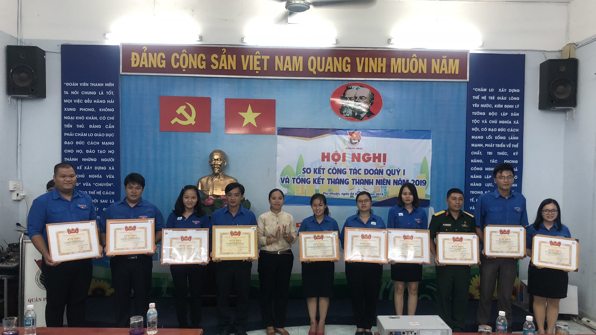 Chi đoàn Trung tâm TDTT vinh dự đón nhận bằng khen của Trung ương Đoàn TNCS HỒ CHÍ MINH Chi đoàn Trung tâm TDTT vinh dự đón nhận bằng khen của Trung ương Đoàn TNCS HỒ CHÍ MINH