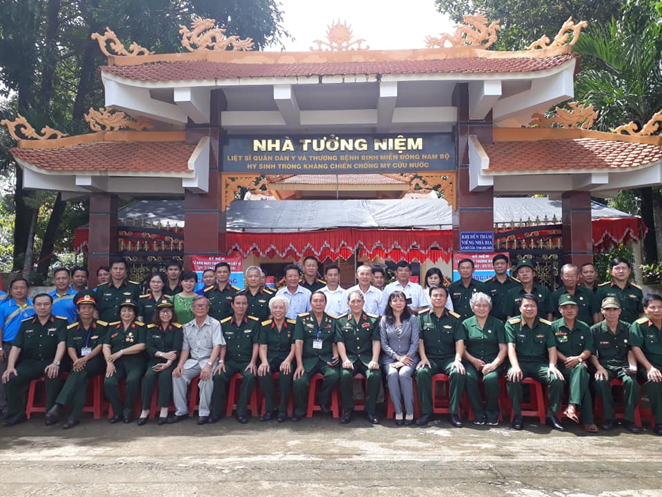 Dâng hương tại Nhà Tưởng niệm quân dân y miền Đông Nam bộ quân khu 7 Dâng hương tại Nhà Tưởng niệm quân dân y miền Đông Nam bộ quân khu 7