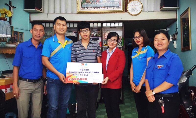 CHI ĐOÀN HỖ TRỢ THANH NIÊN NGHÈO PHƯỜNG 13 PHÁT TRIỂN KINH TẾ GIA ĐÌNH CHI ĐOÀN HỖ TRỢ THANH NIÊN NGHÈO PHƯỜNG 13 PHÁT TRIỂN KINH TẾ GIA ĐÌNH