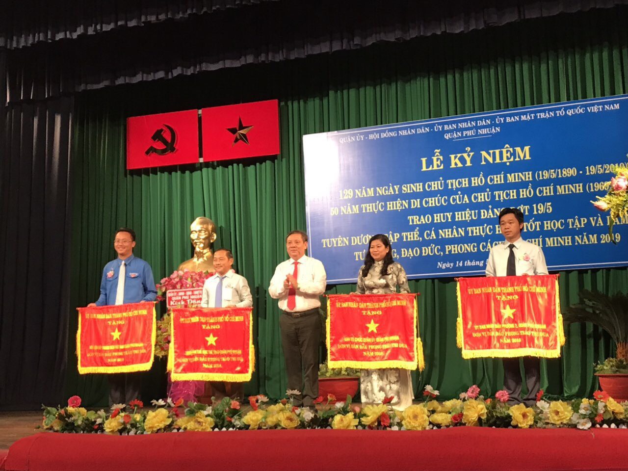 THỂ THAO PHÚ NHUẬN NHẬN CỜ DẪN ĐẦU PHONG TRÀO THI ĐUA NĂM 2018 THỂ THAO PHÚ NHUẬN NHẬN CỜ DẪN ĐẦU PHONG TRÀO THI ĐUA NĂM 2018