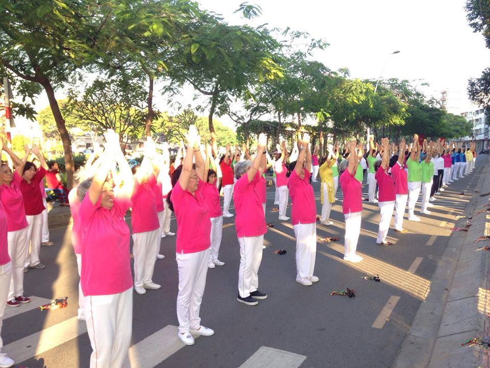 ĐỒNG DIỄN THỂ DỤC DƯỠNG SINH MỪNG XUÂN ĐINH DẬU ĐỒNG DIỄN THỂ DỤC DƯỠNG SINH MỪNG XUÂN ĐINH DẬU