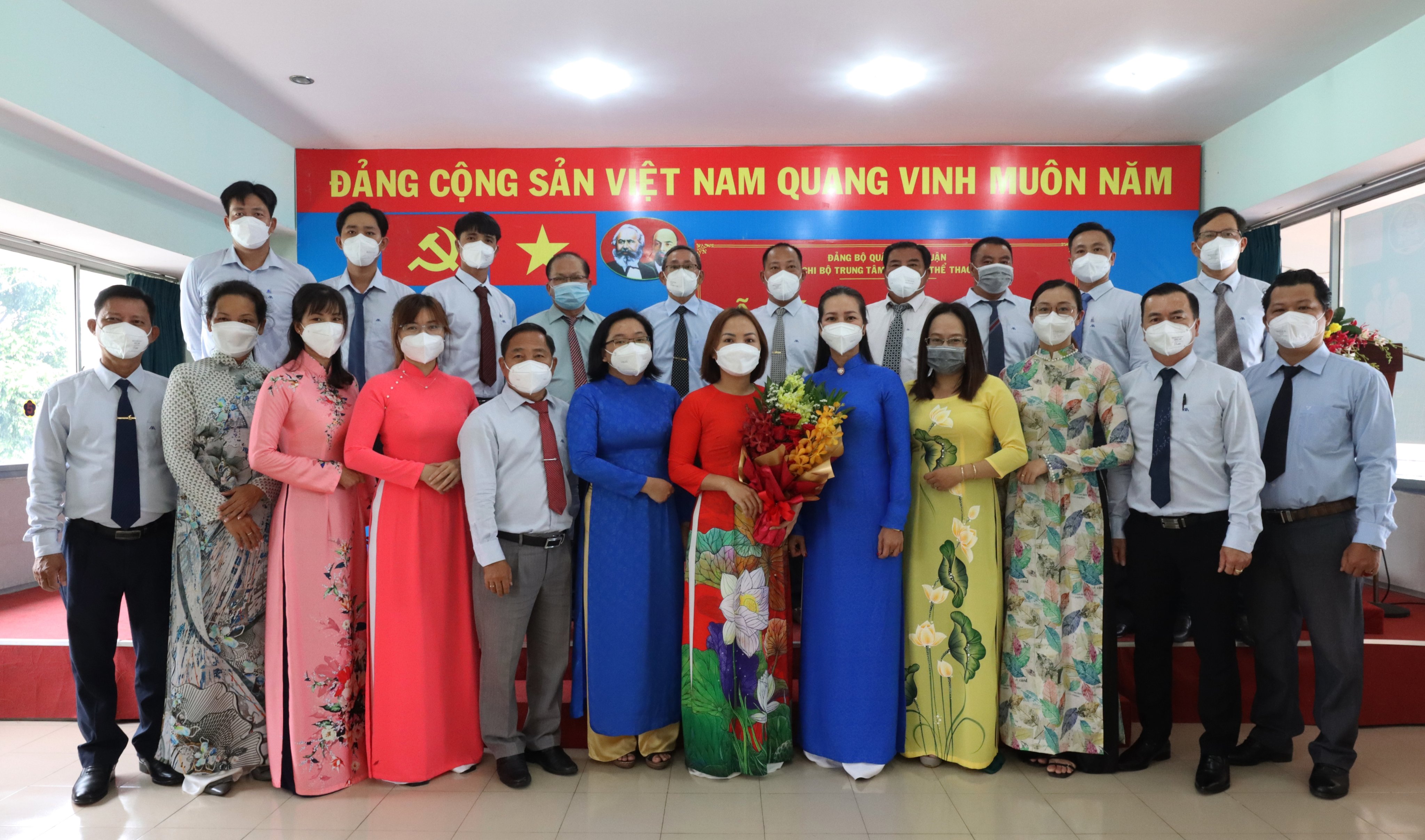 CHI BỘ TRUNG TÂM TDTT QUẬN TỔ CHỨC LỄ KẾT NẠP ĐẢNG VIÊN MỚI CHI BỘ TRUNG TÂM TDTT QUẬN TỔ CHỨC LỄ KẾT NẠP ĐẢNG VIÊN MỚI