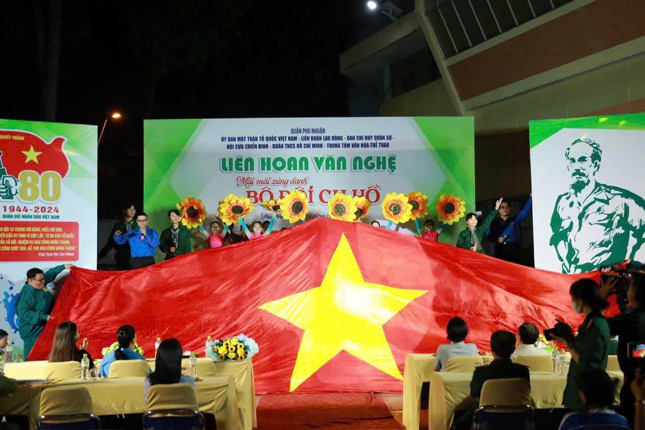Trung tâm Văn hóa - Thể thao quận Phú Nhuận đã phối hợp cùng Ban Chỉ huy Quân sự quận, Hội Cựu chiến binh quận và Quận Đoàn tổ chức thành công Liên hoan văn nghệ chủ đề “Mãi mãi xứng danh Bộ đội cụ Hồ” kỷ niệm 80 năm Ngày thành lập Quân đội nhân dân 